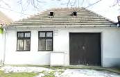 výbornou občianskou vybavenosťou, všetky IS, ústredné kúrenie, prietokový ohrievač. Aj ako víkendový dom. Úžitková plocha 100 m2, pozemok 1 084 m2.