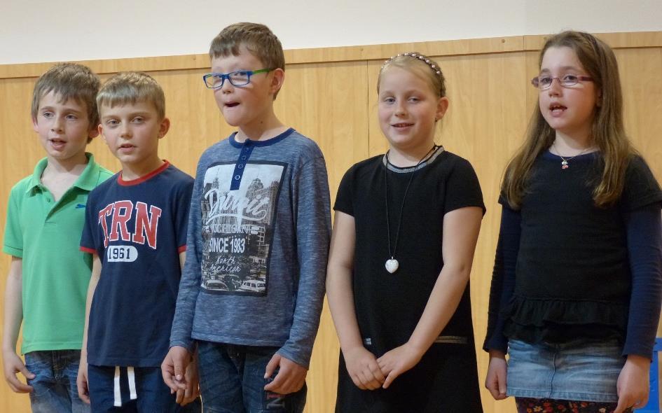 Pro maminky si připravili dramatizaci básní různých autorů a animaci jednoduchých loutek v pásmu Posadím