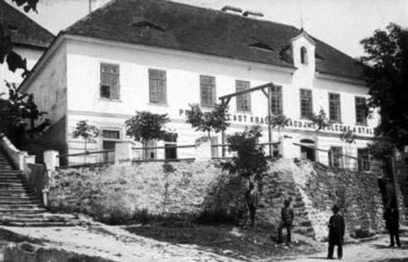 Stavení bylo dřevěné, byt pro učitele spočíval ze dvou světnic, větší a menší a z černé kuchyně. Z ní se šlo do malé tmavé spižírny, v níž se nacházel sklep na brambory.