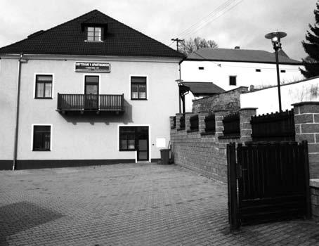 14 (1713-1727), Josef Brož (1792-1829) a mnoho dalších učitelů. Po Brožově smr se stal nástupcem Josef Houra. Pomocníkem mu byl jeho syn Josef. Otec měl příjem 129 zl.