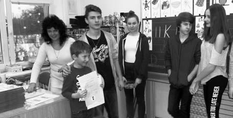 B, aby předali společně s třídními učitelkami vysvědčení netrpělivým prvňáčkům. Vysvědčení bylo netradiční také svou barvou. Děvčata obdržela růžová vysvědčení, chlapci modrá.