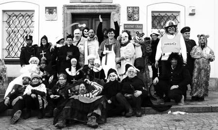 Průvod se vydal na cestu a jako první překážku musel překonat frekventovanou silnici I/20.