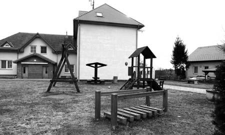 dubna Možnost prodat a nakoupit jarní a letní oblečení, různé módní doplňky a hračky.
