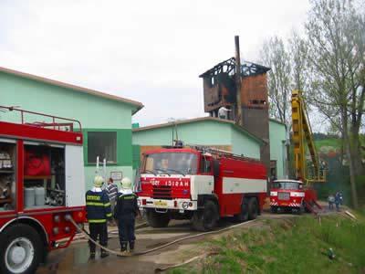 Datum: 3.5.2003 Adresa: Valašské Příkazy 26 Objekt: Silo dřevovýroby Jiří Janošík Zasahoval: HZS PS Val.Klobouky, SDH Val.