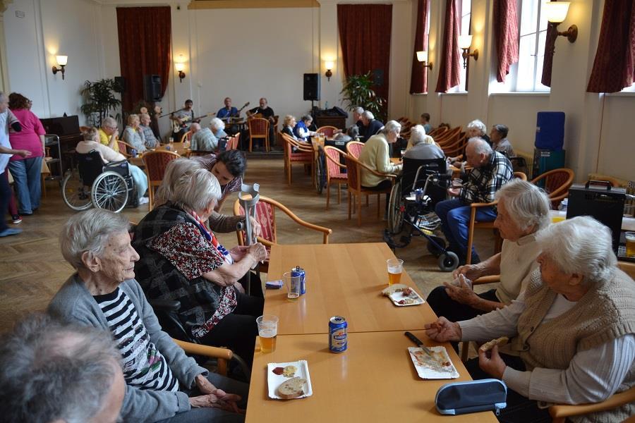 Poslední grilování V úterý 26. září proběhlo na Palatě poslední letošní grilování. Z důvodu sychravého a větrného podzimního počasí akce proběhla uvnitř Domova na velké kultuře.