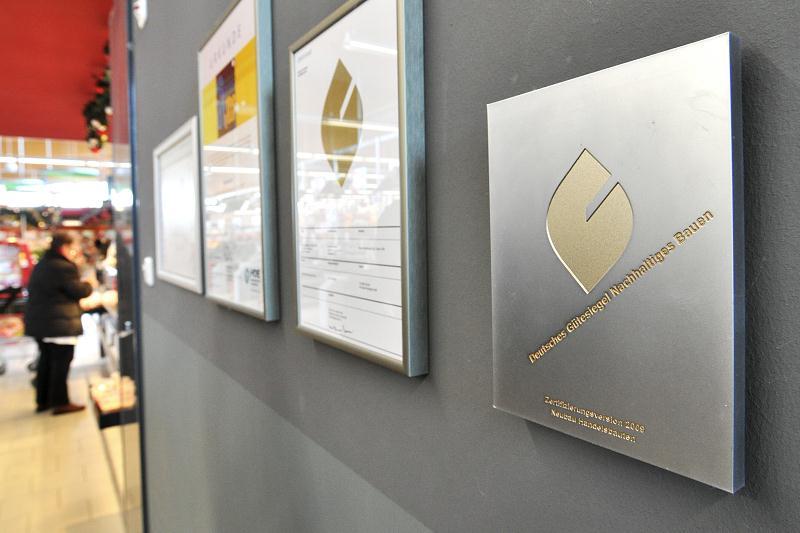 Supermarket využívá na krytí svých energetických potřeb obnovitelné zdroje energie (slunce a geotermální energie), využívá dešťovou vodu, při výstavbě byly užity obnovitelné konstrukční materiály,