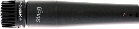 Plastový kufřík. Barva černá. Retro dynamický mikrofon. Kardioidní směrová charakteristika. Impendance 300 ohms +/- 30 % (1 KHz). Cartridge DC66. Citlivost - 53 db +/- 3 db (0 db = 1 V / Pa 1KHz).