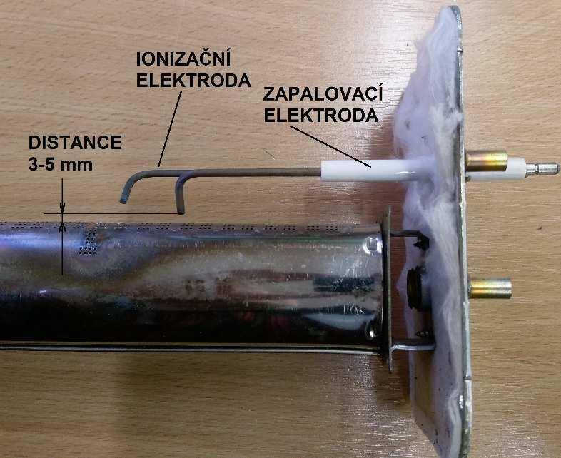 c) Nastavení minimálního výkonu hořáku. Topidlo uveďte do provozu. Regulační knoflík 4 otočte na maximum tak, aby došlo ke slyšitelnému zapálení celého tělesa hořáku.