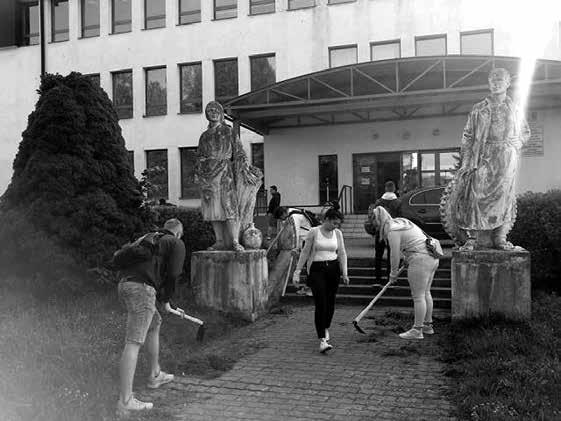 Od pondelka to vyzeralo takto: - zrealizovali sme otvorené dielne pre žiakov základných škôl. Na odevných dielňach sme spolu s našimi žiakmi a žiakmi ZŠ recyklovali staré odevy.