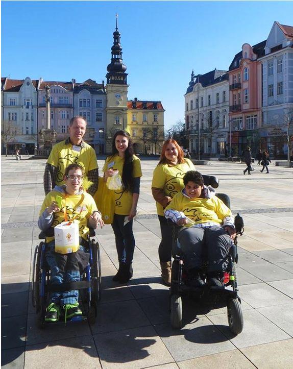 10 Projekt VÝZVA integrační klub BRÁNA Hned první den Peříčkového týdne pomáhali v centru Ostravy se sbírkou pro Kuře naši dospěláci z Integračního klubu BRÁNA.