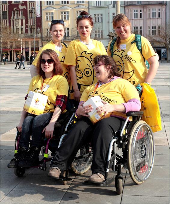 Obzvlášť tento první den, kdy jsme se ještě osmělovali v nelehké roli, byl pro nás povzbuzením každý, kdo do sbírky přispěl ochotně a rád či si koupil peříčko.