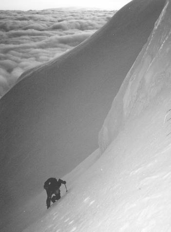 Shisha Pangma 8046 m Gasherbrum II 8035 m Foto na této straně - vpravo: Radek Jaroš při návratu z výstupu na Mount Everest, dne 20. května 1998 v severním sedle ve výšce 7100 m.