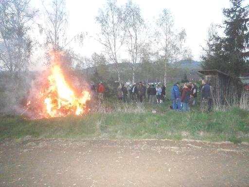 dubna na hřišti za hospodou, kde bylo