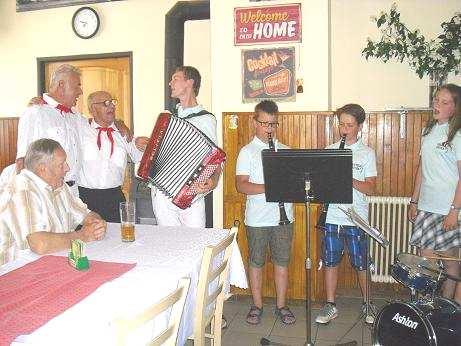příjezdem rekreantů se rychleji plní nádoby na tříděný odpad.