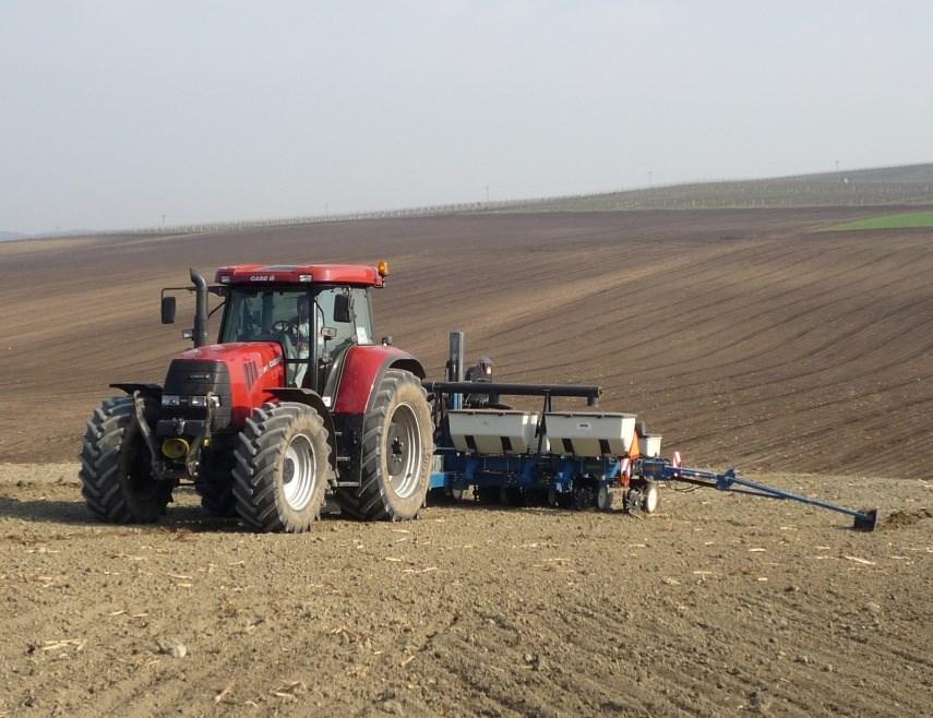 SETÍ KUKUŘICE A ČIROKU Bezorebný přesný secí stroj KINZE : 8 řádkový s diskovým přihnojením pod patu Kč/ha Setí kukuřice bezorebné do strniště