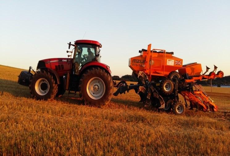 SETÍ kukuřice,řepky a obilovin MZURI STRIP -Till technologií STRIP Till secí stroj MZURI : 11-ti řádkový s páskovým zpracováním půdy a přihnojením pod patu- NPK a nebo