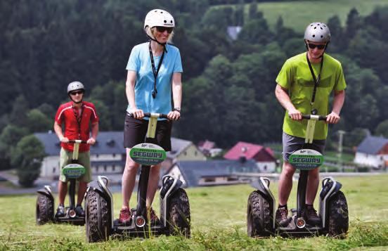 dobrodružné věži, závody na bobové dráze, jízda zručnosti na Segway, Disc Golf, curling, foukačky, lukostřelba, stanoviště s hlavolamy apod.