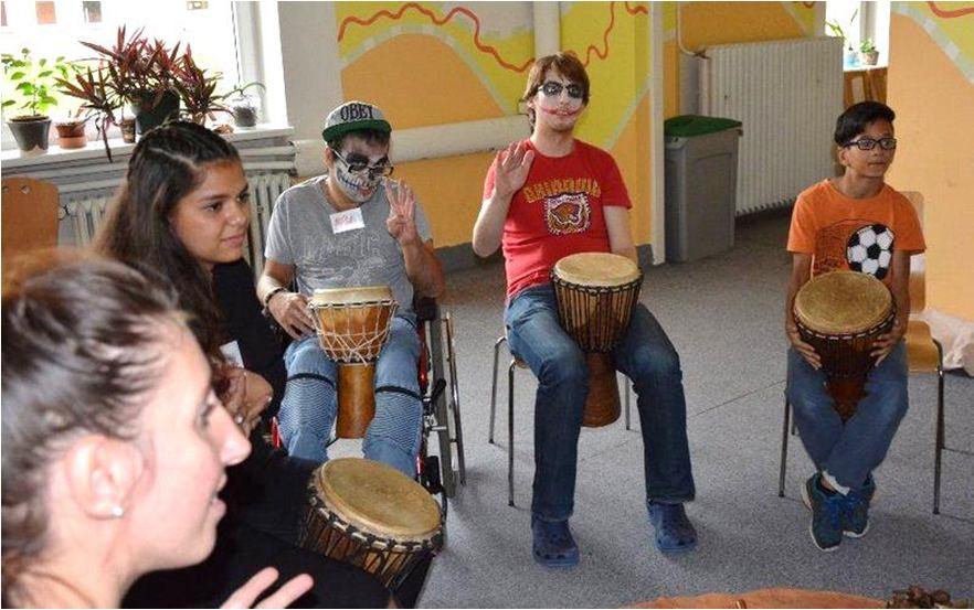 Kdo byl unavený a nechtěl tancovat africké tance, mohl si odpočinout s šálkem čaje v čajovně. Celou akci jsme si moc užili a těšíme se na další listopadové pokračování.