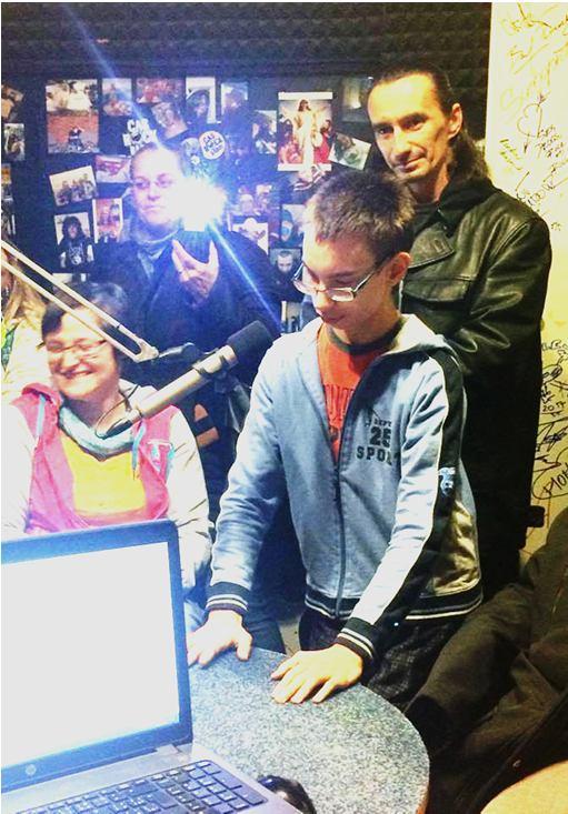 Sraz byl přímo na místě před budovou rádia. Jelikož jsou prostory dosti malé, rozdělili jsme se na skupinky a postupně jsme si prošli prostory, odkud jsou vysílány veškeré živé vstupy.