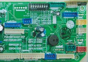 Šroub 7 Připojte jeden konektor displeje a dva konektory ovládání lopatek předního panelu k PCB