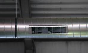 odsávacímu a filtračnímu systému» Znečištěný teplý vzduch stoupá nahoru, je nasáván přívodními trubkami a čištěn ve filtračním zařízení» Vyčištěný vzduch je bez rázů vyfukován v blízkosti podlahy ze