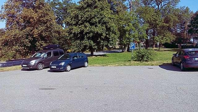 Se zájmem si ještě prohlížím místní májku. Sakra, to by byla podpěra na anténu.