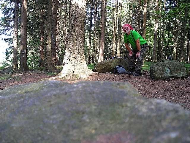 Teď však potkávám jen nějakou babičku turistku se svým vnoučkem. Čert ví, čím to je.