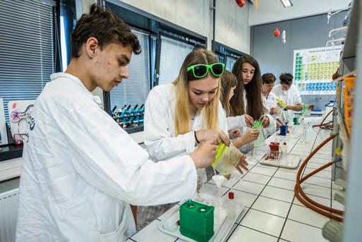 základní školy 2. stupeň 24 25 základní školy 2. stupeň Chemická pitva H 2 O* H 2 O nejběžnější sloučenina na světě a přitom nezbytná pro život všech organismů.