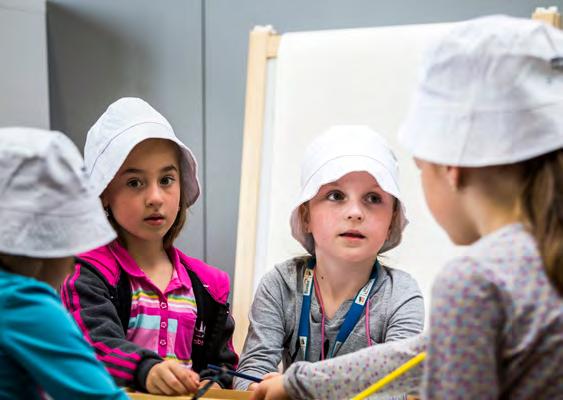 Mateřské školy 7 mateřské školy Svět plný barev* Svět kolem nás je plný barev! Každá má své jméno a jejich mícháním vznikají barvy zcela nové.