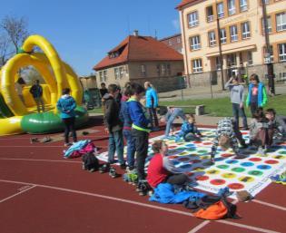 5 700 hodin pravidelné zájmové činnosti.