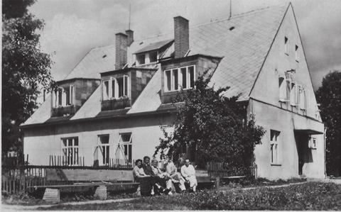 KAŠPERSKOHORSKÝ ZPRAVODAJ okénko do historie, čtenáři píší strana 15 Nemocnice v Kašperských Horách Ke zřízení nemocnice v Kašperských Horách přispěly správní změny po připojení šumavského pohraničí