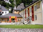 at Radovánky na bruslích v parku v centru města v Bad Ischl. Kluziště se slavnostním osvětleníma kulinářským doprovodem je dokonalým doplňkem zimních nabídek v oblasti Salzkammergut.