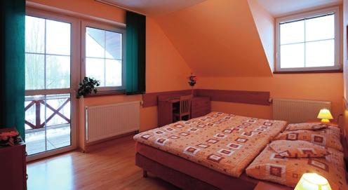 Ubytování v 2 lůžkových pokojích a nadstandardně vybavených rodinných apartmánech. V blízkosti je 30m vysoká rozhledna.