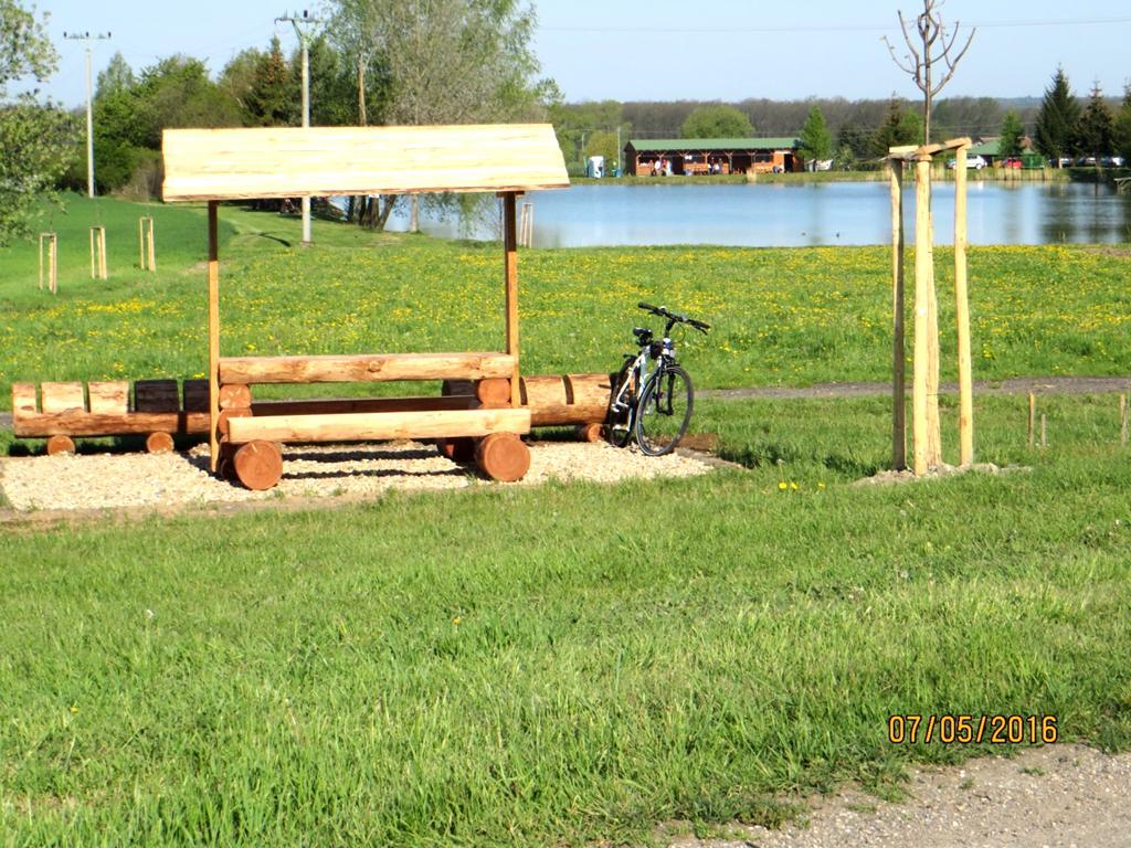 V měsíci květnu byly vybudovány odpočinkové zóny v Lodíně a Janatově.