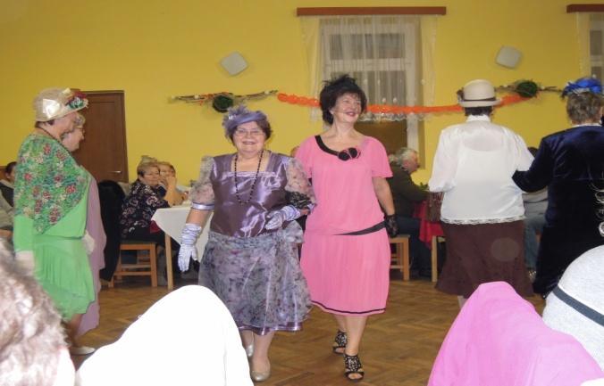 Zatím co děti dováděly na Mikulášské zábavě, členky výboru Spolku seniorů dokončovaly přípravy na již tradiční vánoční posezení. 16.