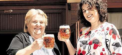 22 www.5plus2.cz KOMERČNÍ PREZENTACE ČR Hlavní tah mezi Telčí ajindřichovým Hradcem zdobí vesnička Mrákotín. Pokud jí budete vlétě projíždět, narazíte na zdejší oblíbenou restauraci Na Kovárně.