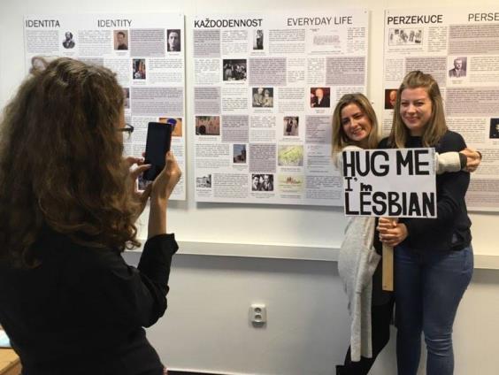 Výukový program pro střední školy k výstavě LGBTI dějin a paměti připravil František Tymr. Výukový program v CQP je také nabízen na centrálním portálu edukačních aktivit muzeí a galerií MUZEOEDU.