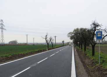 Byla provedena rekonstrukce souvrství vozovky a sanace krajnic.