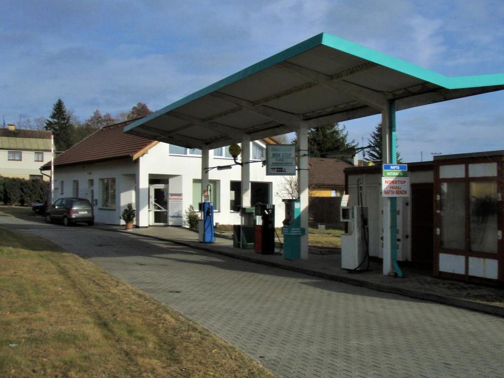 INFORMAČNÍ MEMORANDUM K PRODEJI čerpací stanice pohonných hmot v Radnicích, okres Rokycany 1. Z pověření vlastníků pozemků, budovy a technologického vybavení ČS PHM, nabízí společnost LICITA s.r.o., IČ: 26328500 k prodeji níže specifikovaný nemovitý majetek v katastrálním území Radnice u Rokycan, obec Radnice, okres Rokycany 2.