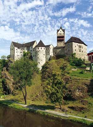 BEČOV NAD TEPLOU Původně gotický hrad byl postaven na počátku 14. století a vypíná se nad říčkou Teplá. Později ho doplnil barokní zámek.