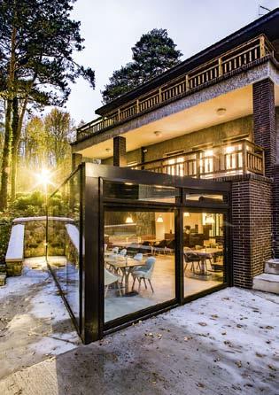 Zážitky spojené s jídlem Během dne funguje restaurace ve stylu francouzského bistra, v době oběda zde panuje neformální atmosféra a nabídka se mění každý týden, aby hosté mohli vyzkoušet vždy něco
