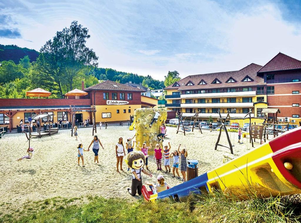 Skutečným rájem pro děti je venkovní hřiště s množstvím skluzavek, průlezek, houpaček, lanovou dráhou, lezeckou stěnou, trampolínou a dalšími atrakcemi.