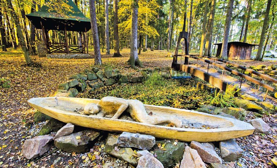 Na slavičínském hřbitově se nachází památník 28 sestřelených amerických letců, kteří nalezli dočasný hrob právě ve Slavičíně.