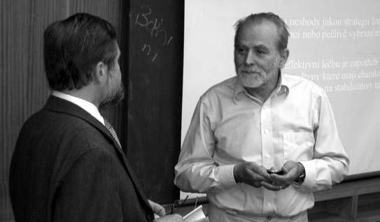 životě profesora Kose. To vše bylo relativně vážné ale najednou na plátně naskočilo heslo: "Když tě v druhém ročníku nesezobne Kos, stejně tě pak na jeho konci sežere Vlk" (pozn.
