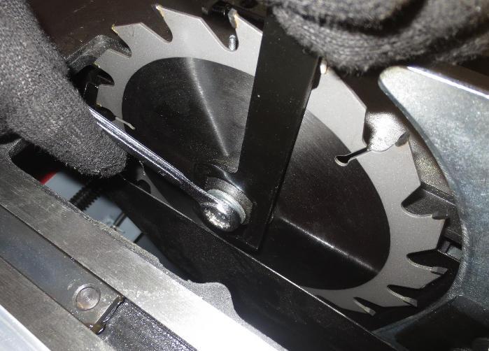 Insert the blade with the correct rotation direction of the motor spindle. Place the cleaned flange with pins into the hole on the motor shaft.