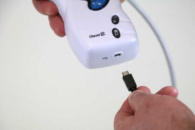 Tím je monitor připraven k použití. POZNÁMKA: Zajistěte zasunutí baterií se správnou polaritou. Nesprávná instalace zabrání funkci monitoru.