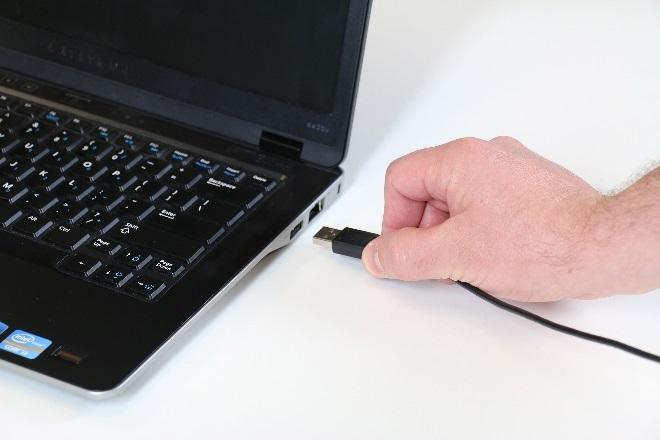 POZOR: Pokud přístroj nebude dlouho v provozu, vyjměte baterie, aby nedošlo k úniku elektrolytu a poškození monitoru.