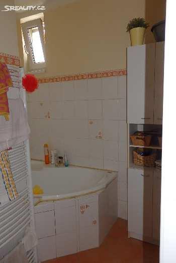 patro) 2x ložnice s příslušenstvím společná koupelna s vanou a WC, kdy nad tímto 2. NP se nachází menší klasický půdní prostor. Nemovitost lze využívat i jako dvougenerační.