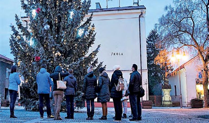 Odtud se vydáme přes parčík na náměstí k vánočnímu stromu, zajdeme ke kapli, která stojí na místě původního dřevěného kostela sv. Matouše, navštívíme kostel sv.