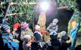 Na stolech byly před přítomnými připraveny dezertní talířky s ubrousky a vedle nich ležely prázdné vizitky.